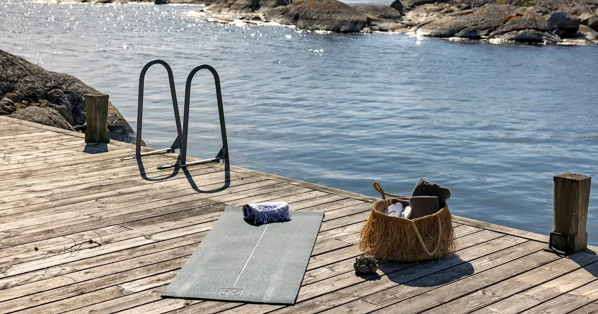 Hyra ut stuga via Airbnb: yoga på brygga vid sjö en lugn sommarmorgon